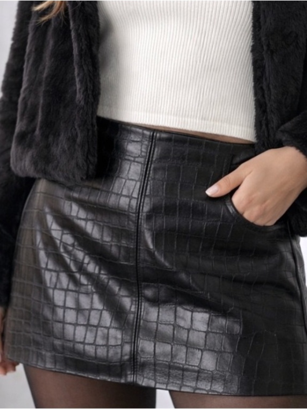 Divided H&M Black Faux Crocodile Leather Mini Skirt
Side Zipper Size 18.